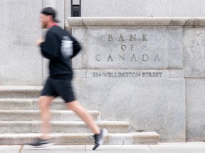 Un coureur passe devant la Banque du Canada à Ottawa.