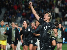 L'attaquante néo-zélandaise n ° 17 Hannah Wilkinson célèbre après que son équipe ait remporté le match de football du groupe A de la Coupe du monde féminine Australie et Nouvelle-Zélande 2023 entre la Nouvelle-Zélande et la Norvège à Eden Park à Auckland le 20 juillet 2023.