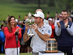 Nick Taylor embrasse le trophée après avoir remporté l'Omnium canadien RBC.