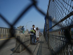 Des grévistes piquent à l'entrée d'un port à Vancouver