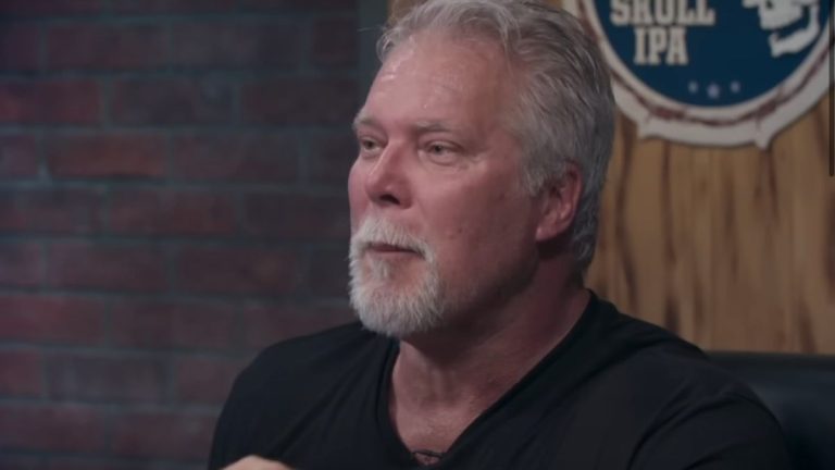 La légende de la WWE Kevin Nash a critiqué la superstar actuelle pour avoir arraché le rocher, mais j'ai un peu l'impression qu'il réagit de manière excessive
