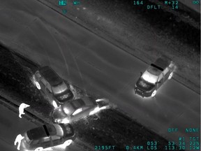 Une image fixe tirée d'une séquence vidéo infrarouge de l'hélicoptère EPS Air 1 d'une arrestation le 28 janvier 2019 qui a conduit à une enquête de l'ASIRT.  La décision ASIRT attire l'attention sur la chaleur, représentée en blanc, des roues arrière du véhicule au milieu du châssis comme preuve que le conducteur suspect appuyait sur l'accélérateur et tentait d'échapper à la police.