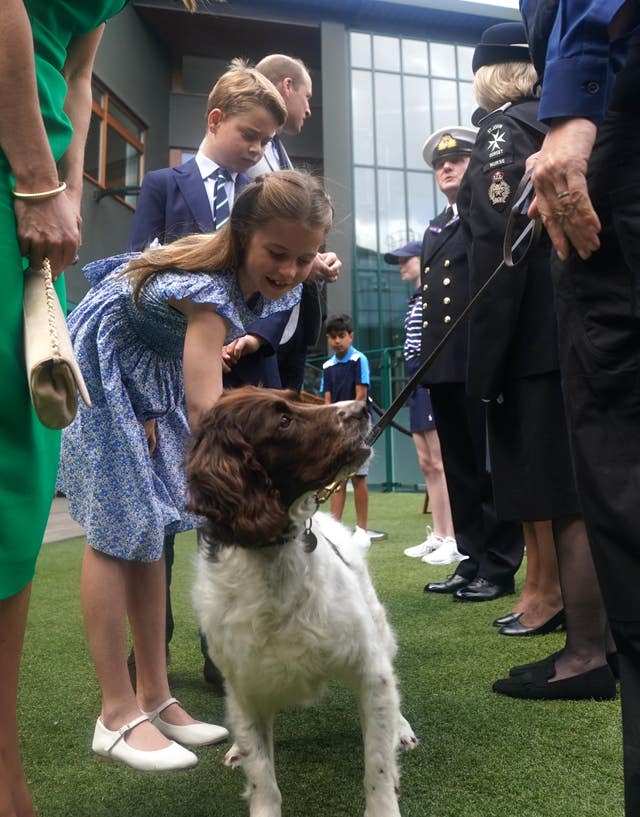 Charlotte caresse le chien policier