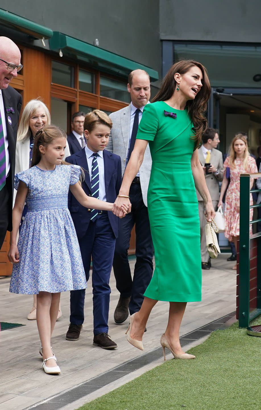 londres, angleterre 16 juillet catherine, princesse de galles r, princesse charlotte l, prince george 2e l et prince william, prince de galles 2e r arrivent pour assister à la quatorzième journée des championnats de tennis de wimbledon du tout angleterre tennis sur gazon et club de croquet le 16 juillet , 2023 à londres, angleterre photo de victoria jones wpa poolgetty images