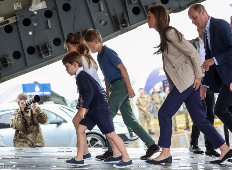 britains prince louis de galles l, britains princesse charlotte de galles 2l, britains prince george de galles c, britains catherine, princesse de galles 2r et britains prince william, prince de galles r embarquer un c17 lors d'une visite au tatouage aérien à raf fairford le 14 juillet 2023 à fairford, centre de l'angleterre photo de chris jackson pool afp photo de chris jacksonpoolafp via getty images