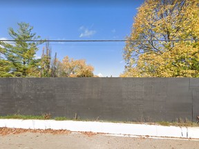 La vue sur la rue de la propriété au 48 Old Colony Rd.  à York du Nord.