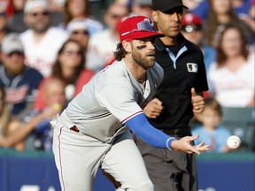 Bryce Harper des Phillies de Philadelphie jette Steven Kwan des Cleveland Guardians au premier but lors de la première manche