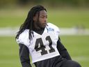 Le porteur de ballon des New Orleans Saints Alvin Kamara regarde pendant une séance d'entraînement de la NFL au terrain d'entraînement de l'équipe de rugby irlandaise de Londres à Sunbury-on-Thames près de Londres, le mercredi 28 septembre 2022 avant le match de la NFL contre les Vikings du Minnesota au Tottenham Hotspur stade dimanche.