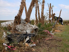 Dommages après qu'une tornade a détruit des propriétés sur l'autoroute 2A entre Didsbury et Beiseker le samedi 1er juillet 2023.