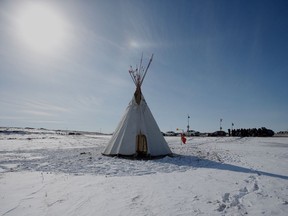 Un tipi est montré alors que Christopher Traverse, chef de la Première Nation du lac Saint-Martin, s'adresse aux médias au site d'enfouissement Brady de Winnipeg, juste à l'extérieur de la ville, le jeudi 6 avril 2023. La ville de Winnipeg a ordonné aux manifestants qui bloquent l'accès à un décharge à l'appui d'une recherche des restes de deux femmes autochtones à quitter.