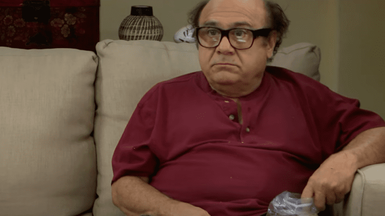 L'acteur Penguin Danny DeVito envisagerait "certainement" de revenir pour un autre projet DC
