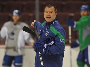 L'entraîneur Alain Vigneault dirige les joueurs lors d'un entraînement des Canucks au Rogers Arena le 13 mars 2012.