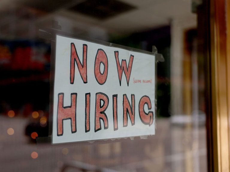 Le Canada gagne 60 000 emplois, le taux de chômage grimpe à 5,4 %