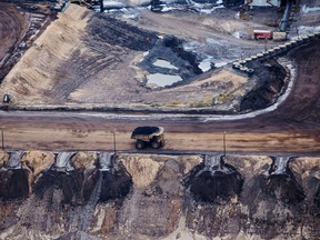 Un camion lourd dans une installation de sables bitumineux à Fort McMurray, en Alberta.