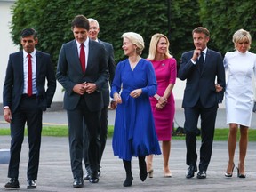 Le premier ministre Justin Trudeau marche avec d'autres dirigeants de l'OTAN et leurs conjoints.