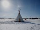 Un tipi est montré alors que Christopher Traverse, chef de la Première Nation du lac St. Martin, s'adresse aux médias au site d'enfouissement Brady de Winnipeg, juste à l'extérieur de la ville, le 6 avril.