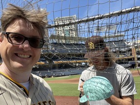 Brian Szasz, à gauche, sur le terrain en train de recevoir un autographe au MLB All Star Game 2023.