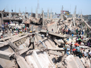 Sur cette photo d'archive prise le 24 avril 2013, des volontaires civils bangladais participent aux opérations de sauvetage après l'effondrement du bâtiment de vêtements Rana Plaza à Savar, à la périphérie de Dhaka, la capitale du Bangladesh.