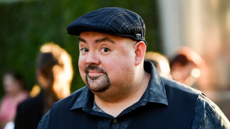 Le comédien Gabriel Iglesias dit qu'un avion privé fait un "atterrissage d'urgence" après avoir dérapé sur la piste
