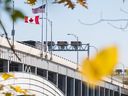 Le pont Lewiston-Queenston reliant Niagara Falls, en Ontario.  et Niagara Falls NY