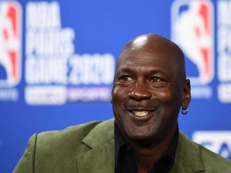 Le conseil des gouverneurs de la NBA approuve la vente par Michael Jordan des Charlotte Hornets, selon une source AP