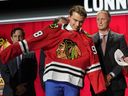 Le choix au repêchage des Blackhawks de Chicago, Connor Bedard, enfile son chandail après avoir été sélectionné au premier rang du repêchage de la LNH, le mercredi 28 juin 2023, à Nashville, Tennessee.