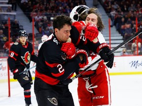 Le défenseur des Sénateurs d'Ottawa Artem Zub combat l'ailier des Red Wings de Détroit Tyler Bertuzzi lors d'un match au Centre Canadian Tire à Ottawa le 28 février 2023.