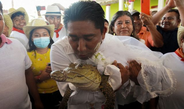 Le maire épouse un reptile ressemblant à un alligator qu’il appelle « une fille princesse »