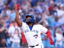 Vladimir Guerrero Jr. des Blue Jays de Toronto célèbre son coup de circuit de deux points en sixième manche contre les Giants de San Francisco au Rogers Center le jeudi 29 juin 2023 à Toronto.  