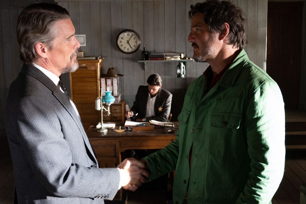 ethan hawke et pedro pascal dans un mode de vie étrange