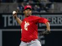 Le lanceur partant des Winnipeg Goldeyes Luis Ramirez lance lors du match de son équipe contre les Milwaukee Milkmen le 22 juillet 2023.