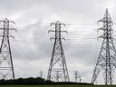 Lignes électriques à côté de la centrale hydroélectrique d'Hydro-Québec Beauharnois sur le fleuve Saint-Laurent.  Le service public, qui a bénéficié pendant des années d'une production excédentaire, devrait maintenant faire face à une pénurie d'électricité, selon une étude.