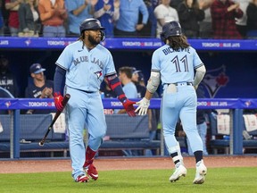 Bo Bichette célèbre un coup de circuit avec Vladimir Guerrero Jr.