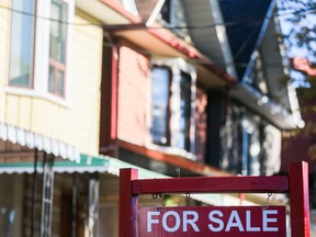 Un panneau « à vendre » est affiché devant une maison dans le quartier Riverdale de Toronto.