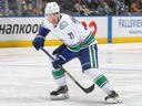 Nils Hoglander des Canucks de Vancouver patine contre les Maple Leafs de Toronto lors d'un match au Scotiabank Arena le 5 mars 2022 à Toronto.