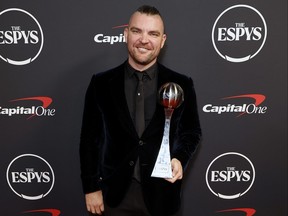 Liam Hendriks assiste aux ESPY Awards 2023.