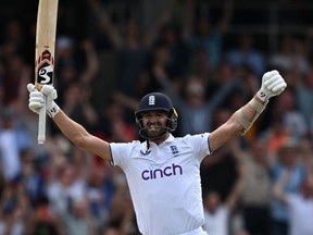 Mark Wood, en Angleterre, célèbre après que Woakes ait atteint une limite pour gagner le match.