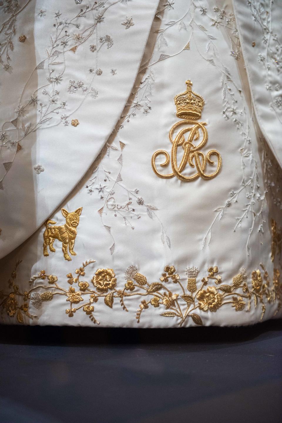 L'un des motifs de chien sur la robe de couronnement de la reine