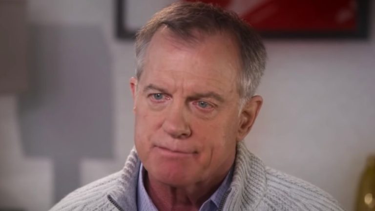 Le vétérinaire du 7ème ciel, Stephen Collins, vit apparemment dans l'obscurité et médite beaucoup près d'une décennie après des aveux d'agressions sexuelles
