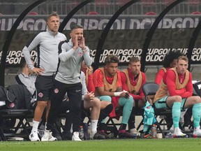 L'entraîneur-chef du Canada, John Herdman, donne des instructions.