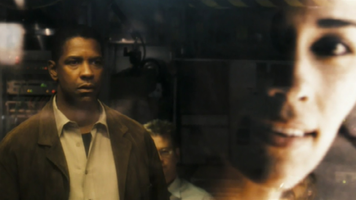 Denzel Washington en tant qu'agent spécial Douglas Carlin regardant une projection passée de sa femme décédée dans Deja Vu.