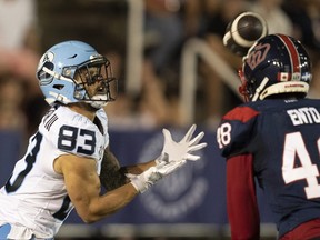 Le receveur éloigné des Argonauts de Toronto, David Ungerer III, attrape le demi défensif des Alouettes Kabion Ento lors de la deuxième mi-temps de la LCF à Montréal, le vendredi 14 juillet 2023.