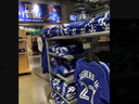 Les Mariners avaient stocké un magasin d'équipe à T-Mobile Park avec du matériel Jays pour aider les milliers de visiteurs à se séparer de leur argent.