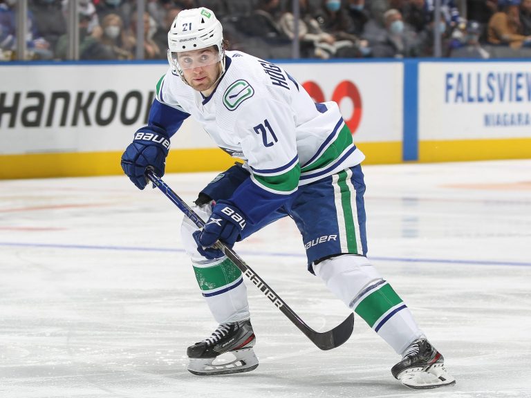 Les Canucks de Vancouver signent l’attaquant Nils Hoglander pour une prolongation de contrat de deux ans