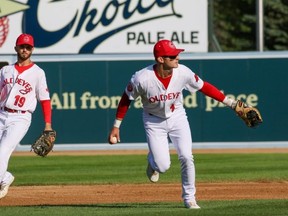 Le joueur de champ intérieur des Goldeyes Andy Armstrong joue contre les Cleburne Railroaders hier soir au Shaw Park.  Photo de David Mahussier