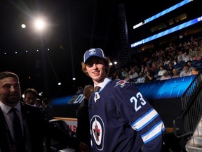 NASHVILLE, TENNESSEE – 29 JUIN: Zach Nehring célèbre après avoir été sélectionné 82e choix au total par les Jets de Winnipeg lors du repêchage Upper Deck NHL 2023 au Bridgestone Arena le 29 juin 2023 à Nashville, Tennessee.  (Photo de Bruce Bennett/Getty Images)