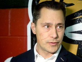 Guy Boucher lorsqu'il était entraîneur des Sénateurs d'Ottawa.