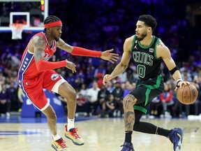 Jayson Tatum # 0 des Celtics de Boston se dirige vers le panier contre Jalen McDaniels # 7 des 76ers de Philadelphie au cours du premier quart du troisième match des éliminatoires du deuxième tour de la Conférence Est au Wells Fargo Center le 05 mai 2023 à Philadelphie.  Reuters