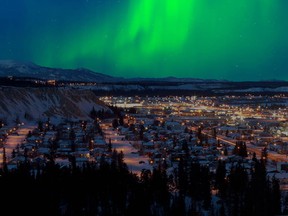 De fortes aurores boréales (aurores boréales) sont typiques des communautés nordiques telles que Whitehorse, au Yukon, mais font parfois leur apparition plus au sud, comme c'est le cas cette semaine.