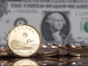 Loonie avec dollar américain en arrière-plan